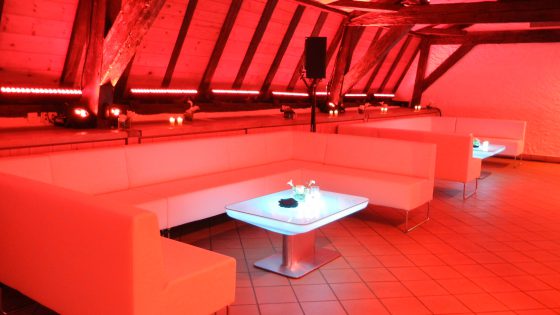 Location de tables basses lumineuses et de lounge pour soirées d'entreprise