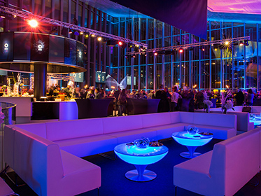 Location de lounge et de tables basses lumineuses à Lausanne