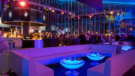 Location de tables lumineuses avec lounge VIP