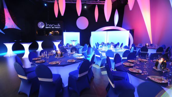 Chaises avec housse et structures à LED