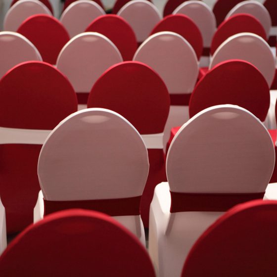 Location de chaises avec housse blanche et rouges