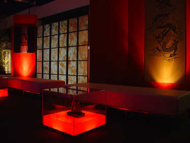 Lounge avec tables lumineuses sur batteries